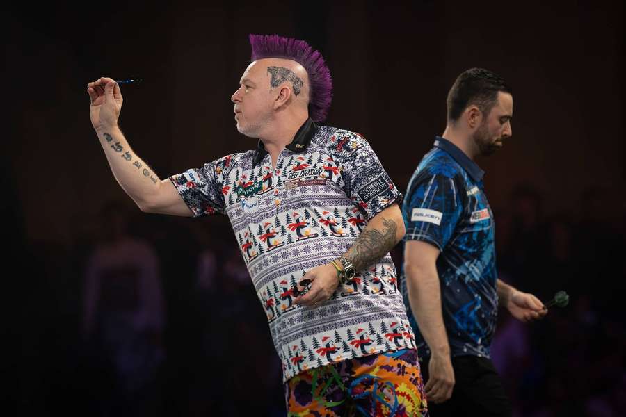 Na šipkařském MS končí obhájce titulu Luke Humphries, už v osmifinále ho vyřadil ho Peter Wright (vepředu).