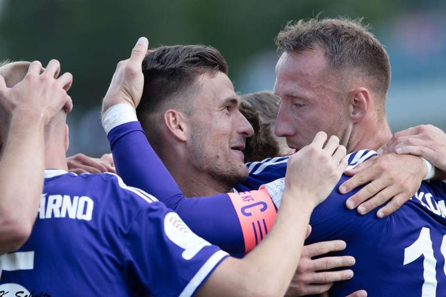 Futbalisti Komárna sa tešili z výhry na pôde Prešova. Futbalisti Komárna sa tešili z výhry na pôde Prešova.
