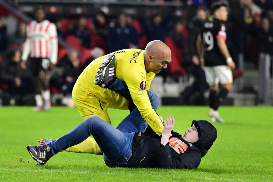 Marko Dmitrovic (Sevilla) a fost atacat de un fan al lui PSV Eindhoven