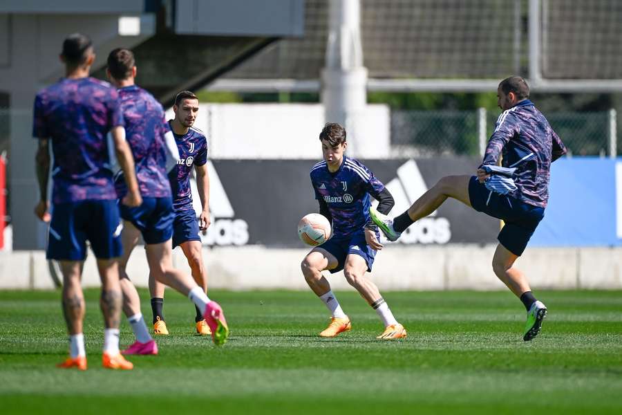 Allegri conta com mais duas opções