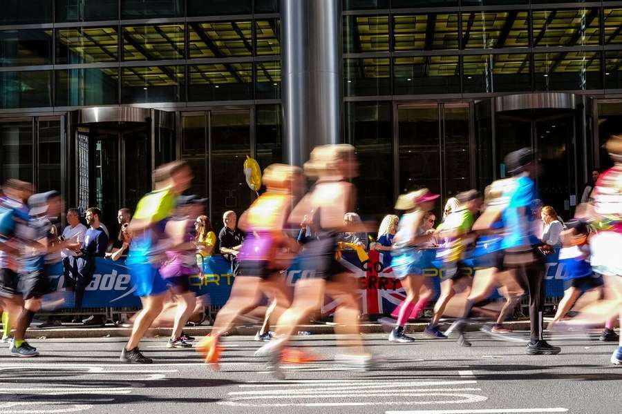 London Marathon runner dies after collapsing during race