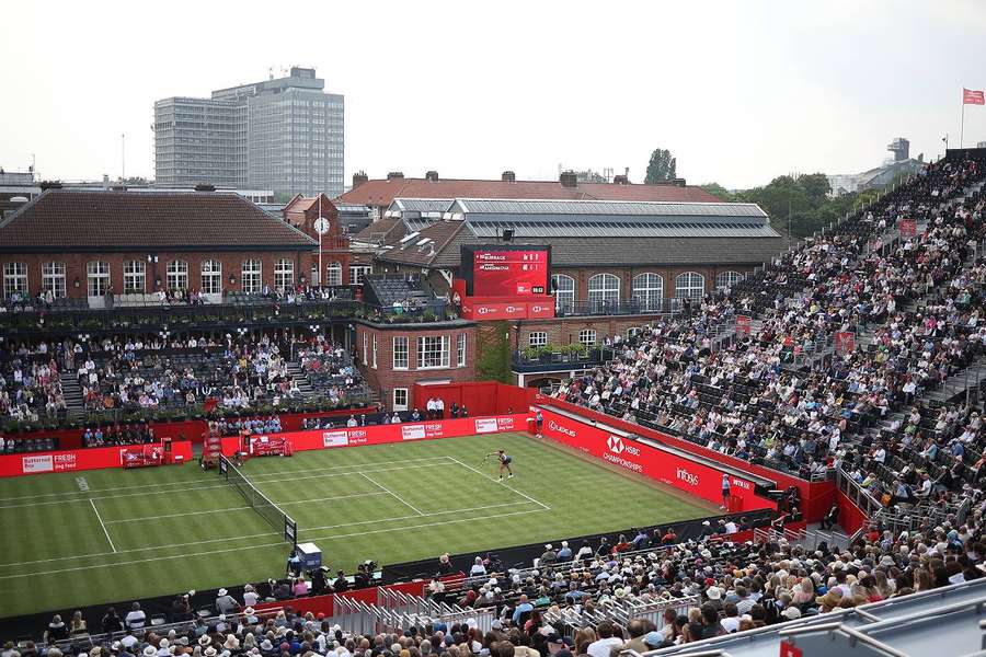 Après cinquante-deux ans d'absence, le circuit féminin de tennis a enfin refoulé lundi l'herbe du Queen's.