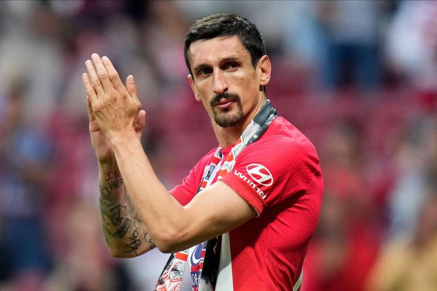 Stefan Savic assinou pelo Trabzonspor