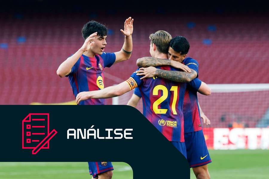 Marc Bernal, Frenkie de Jong e Joao Cancelo celebram um golo do Barcelona