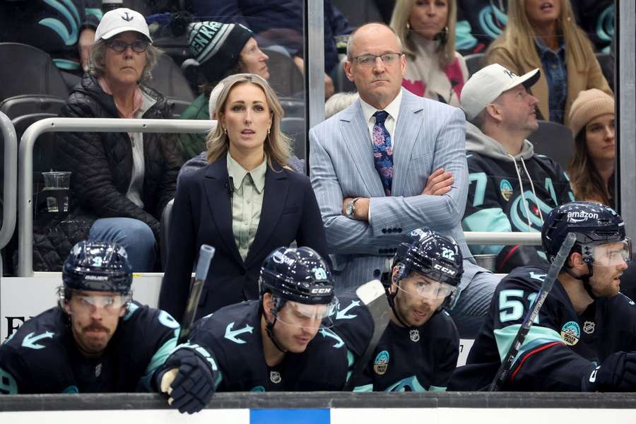 Dan Bylsma an der Seite von Assistenztrainerin Jessica Campbell.