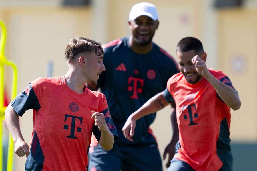 Lennart Karly, Vincent Kompany und Raphaël Guerreiro haben Spaß beim Training.