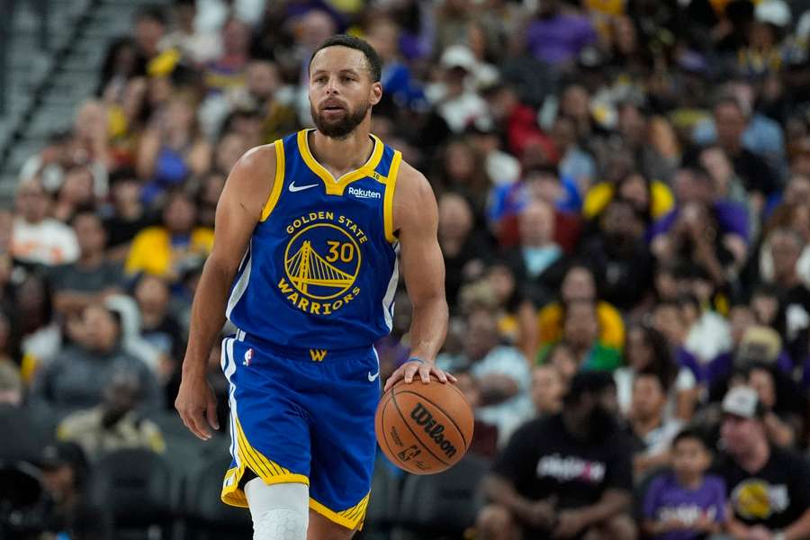 Curry passeert James als best verdienende speler in de NBA