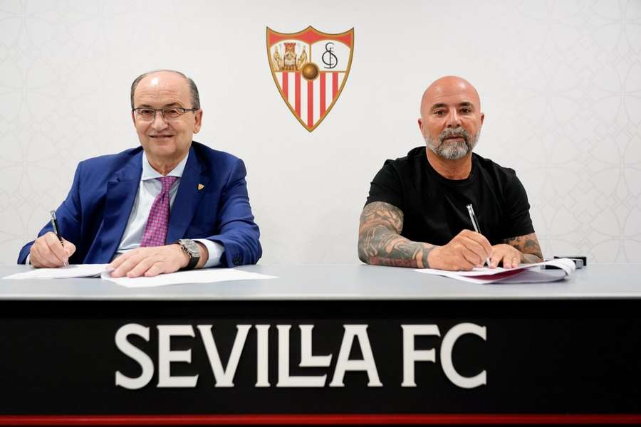 Sampaoli (direita) e presidente José Castro Carmona assinam acordo