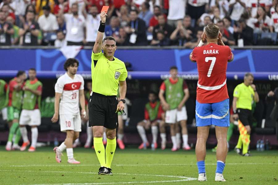 Istvan Kovacs acordă un cartonaș roșu în Turcia- Cehia 