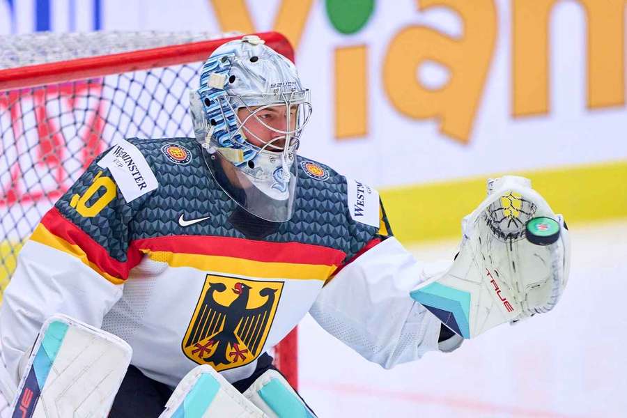 Philipp Grubauer wird auch in diesem Jahr des DEB-Trikot tragen.