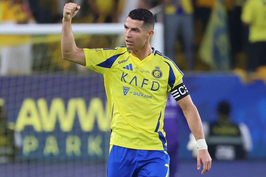 Cristiano Ronaldo bisou para o Al Nassr
