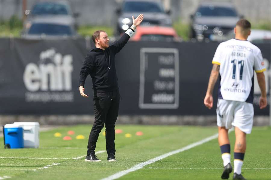 Ian Cathro, treinador do Estoril Praia, não vai estar no banco frente ao SC Braga