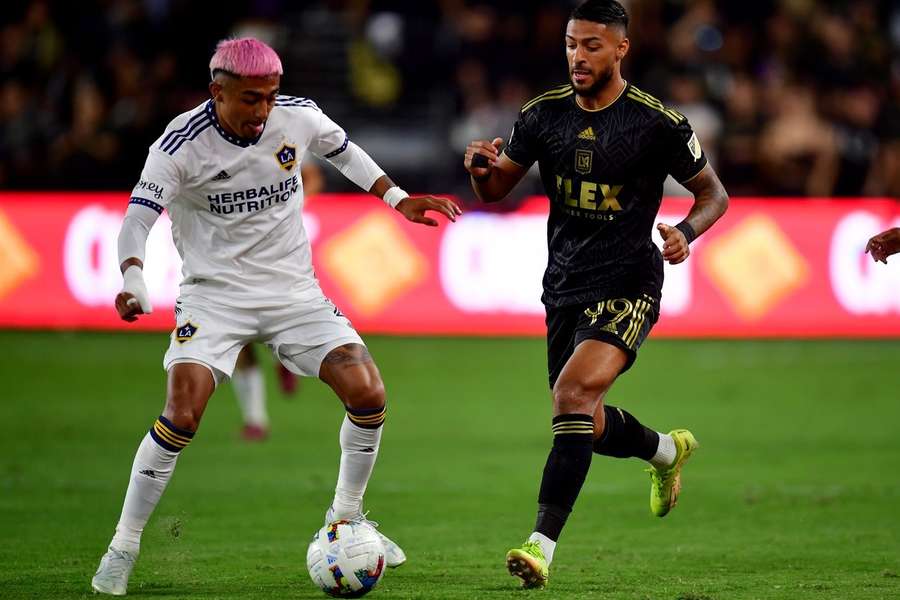 Julio Araujo rămâne la Los Angeles Galaxy