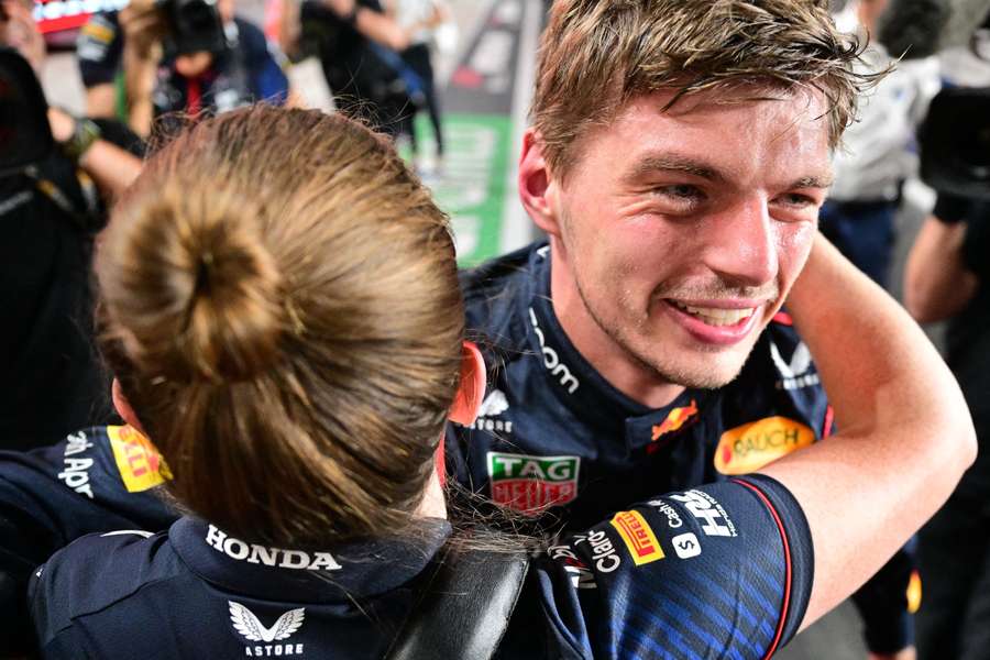 Max Verstappen é celebrado após o título da Fórmula 1