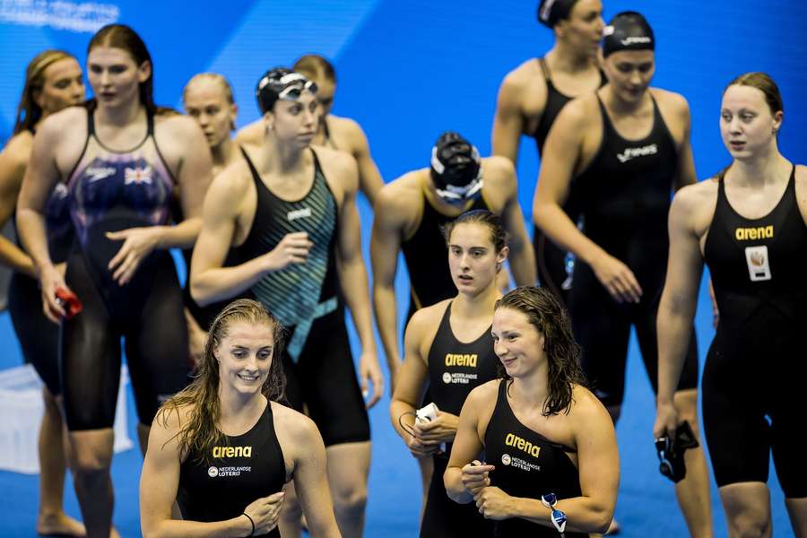 Marrit Steenbergen, Sam van Nunen, Kim Busch en Milou van Wijk na afloop van de 4 x 100 vrije slag