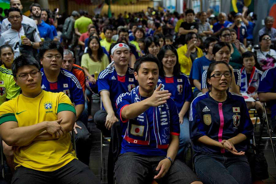 Comunidade brasileira se reúne para acompanhar um dos jogos da Copa do Mundo de 2014
