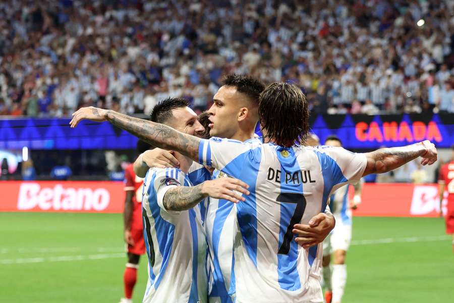 L'Argentina esulta dopo un gol