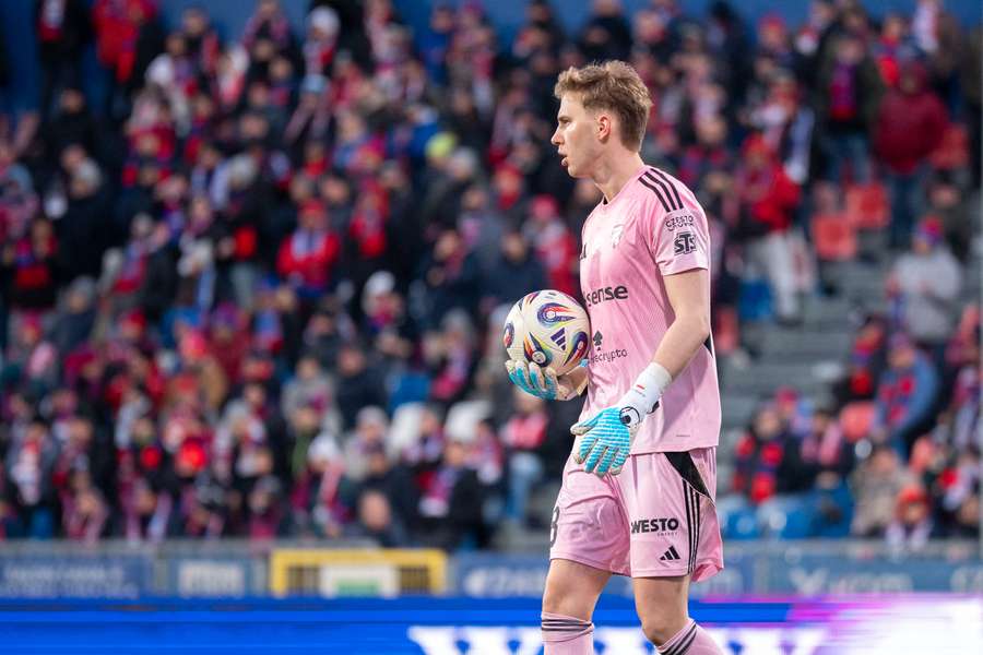 Bramkarz Rakowa Oliwier Zych: trochę czuję się bohaterem, bidon ze wskazówkami się przydał Bramkarz Rakowa Oliwier Zych: trochę czuję się bohaterem, bidon ze wskazówkami się przydał