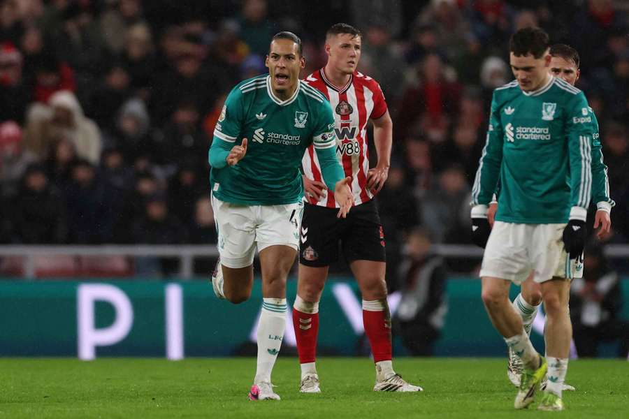 Virgil van Dijk, del Liverpool, celebra su colaboración en el gol