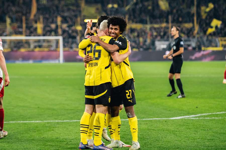 Karim Adeyemi (r.) nähert sich beim BVB seiner Bestform an.