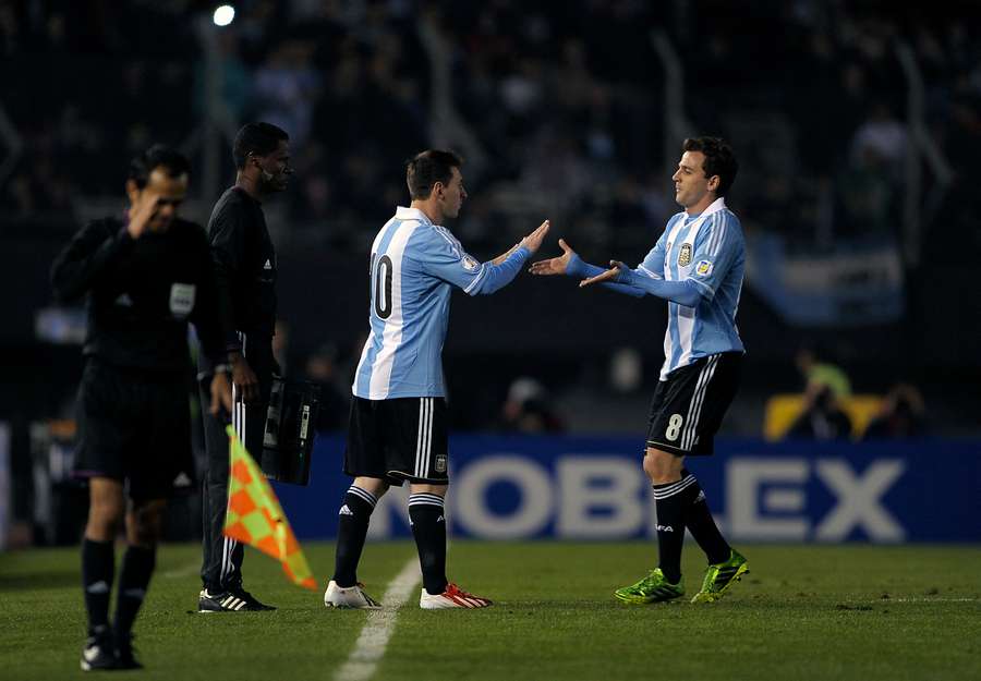 Montillo siendo sustituido por Messi en un partido internacional en 2013