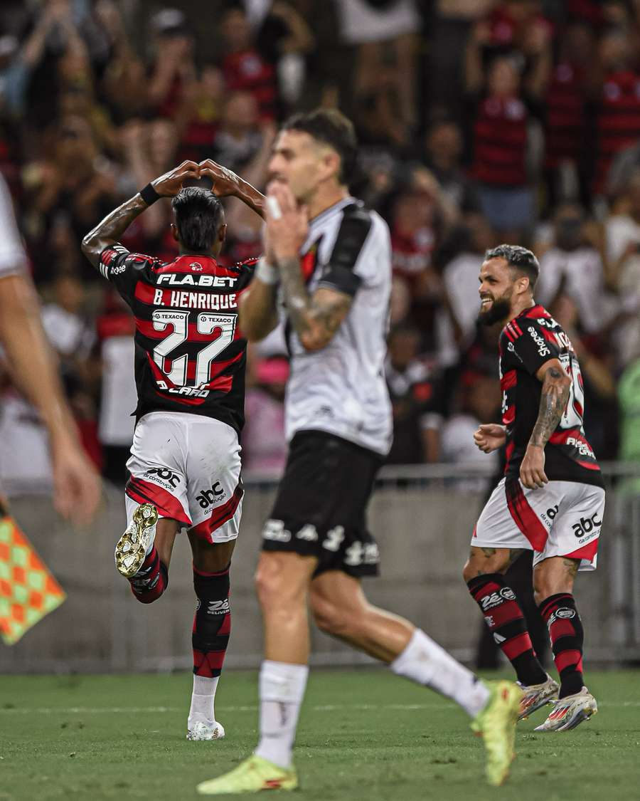 Bruno Henrique abriu o placar de pênalti em Flamengo x Vasco
