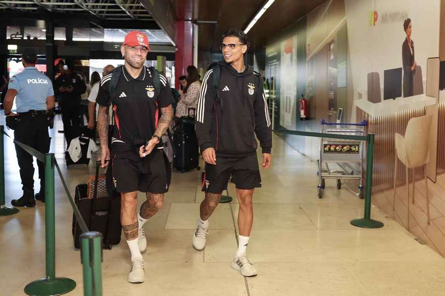 Otamendi e Richard Ríos à partida para Inglaterra