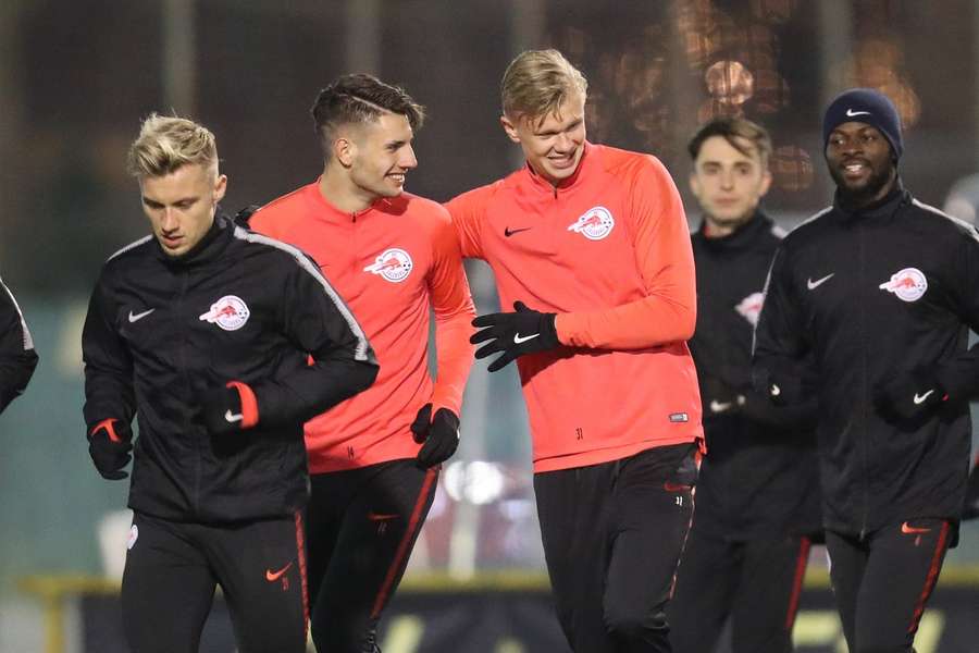 Dominik Szoboszlai (druhý zleva), Erling Haaland (uprostřed) a Dayot Upamecano (první zprava) na tréninku Salcburku v roce 2019