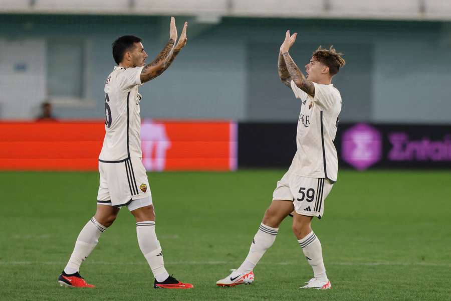 Leandro Paredes, célébrant avec Nicola Zalewski, a marqué le premier but de la victoire de la Roma de José Mourinho.