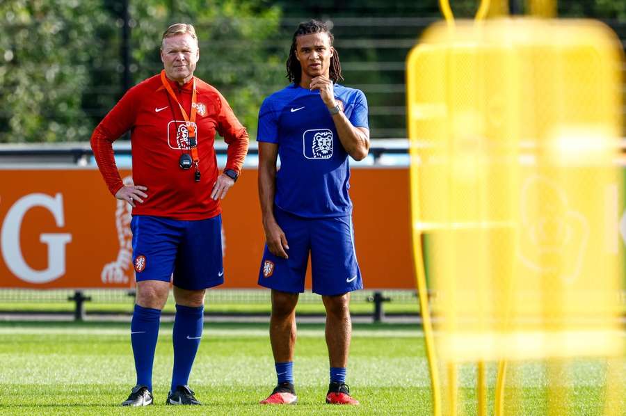 Koeman en Aké tijdens een trainingssessie van het Nederlands elftal