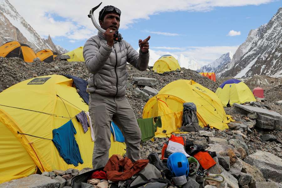 Escalador pakistaní limpia las laderas del K2 en homenaje a su padre