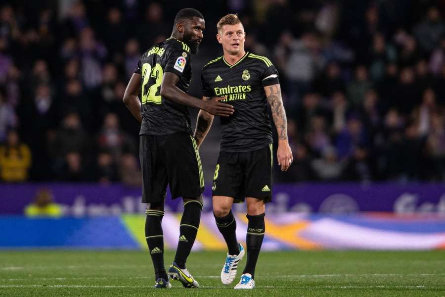 Toni Kroos (r.) und Antonio Rüdiger haben mit Real Madrid den Titel in LaLiga gewonnen.