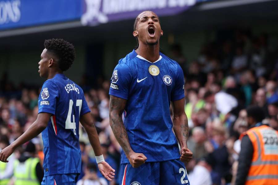 Pedro sărbătorește după ce a marcat pentru Chelsea