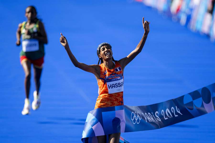 Sifan Hassan wint de marathon voor de vrouwen tijdens de Olympische Spelen