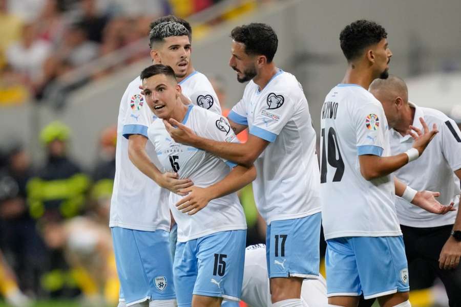 Sagiv Yehezkel felicita Oscar Gloukh pelo golo do empate contra a Roménia, a 9 de setembro