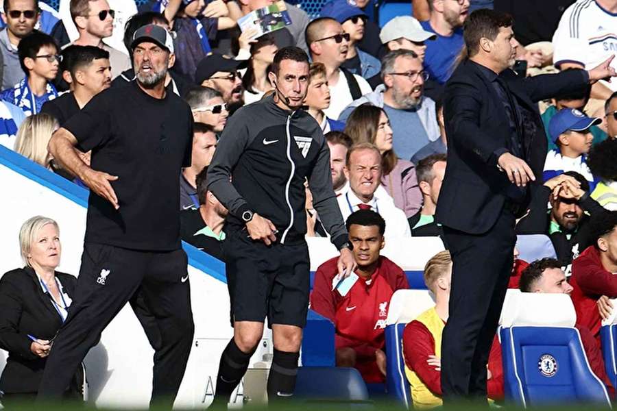 Manažer Jürgen Klopp, rozhodčí David Coote a trenér Mauricio Pochettino v akci.