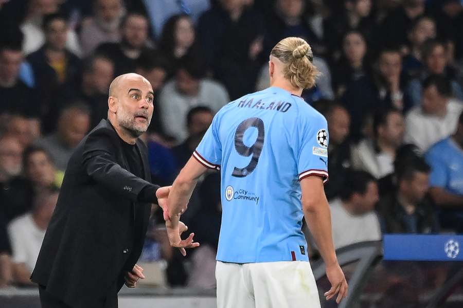 Pep Guardiola dává pokyny Erlingu Haalandovi