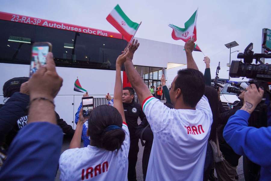 Tifosi iraniani salutano l'arrivo della squadra a Tijuana Tifosi iraniani salutano l'arrivo della squadra a Tijuana
