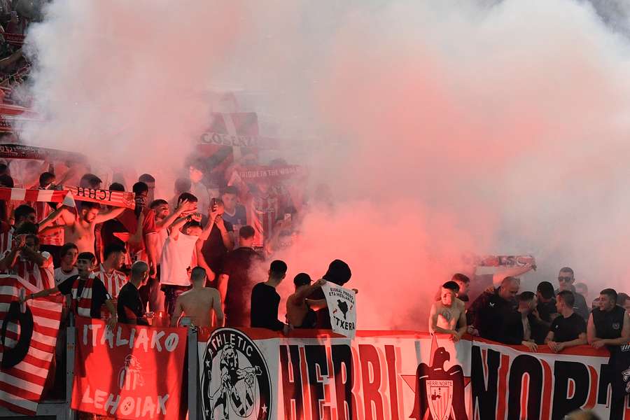 Algunos hinchas del Athletic lanzaron bengalas a la afición de la Roma