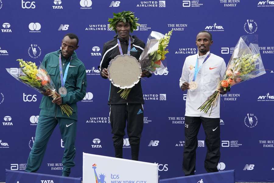 Van links naar rechts: Shura Kitata (tweede), Evans Chebet (eerste) en Abdi Nageeye (derde) delen de podiumplekken