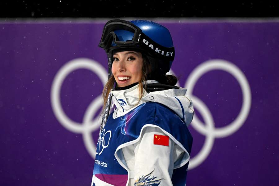 Eileen Gu observa durante os Jogos Olímpicos de Inverno