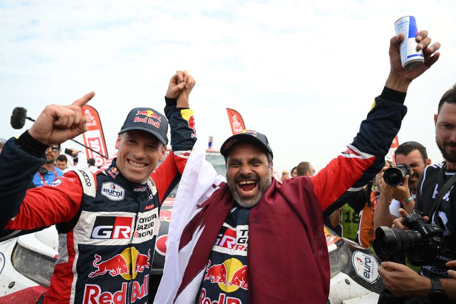 Nasser al-Attiyah tout sourire au moment de fêter son nouveau sacre.