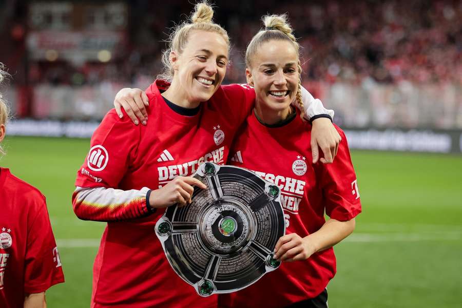 Simon (l.) und Gwinn (r.) mit Papp-Meisterteller