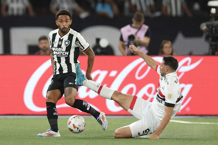 Vitinho fez boas jogadas pela direita em Botafogo x São Paulo