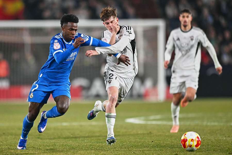 Dani Bernabéu em disputa com Vini Jr.