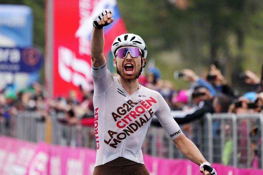 Paret-Peintre vyhrál 4. etapu Giro d'Italia.