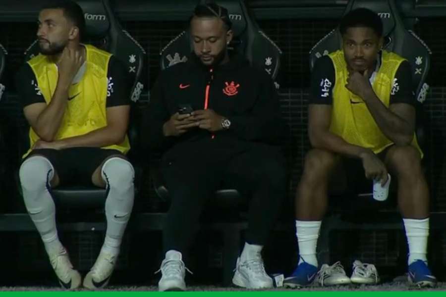 Memphis utiliza o celular durante o segundo tempo de Corinthians e Flamengo, pelo Brasileirão
