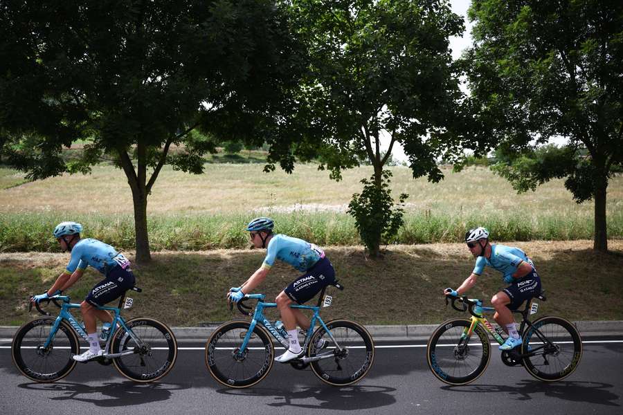 Mark Cavendish (R), Michele Gazzoli (L) en de Nederlander Cees Bol van Astana vlak voor het afstappen