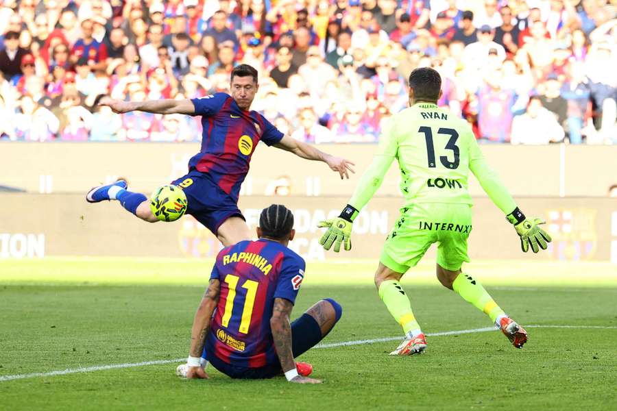 Barcelona pewnie pokonuje Levante i wraca na pozycję lidera. Bezbarwny występ Lewandowskiego