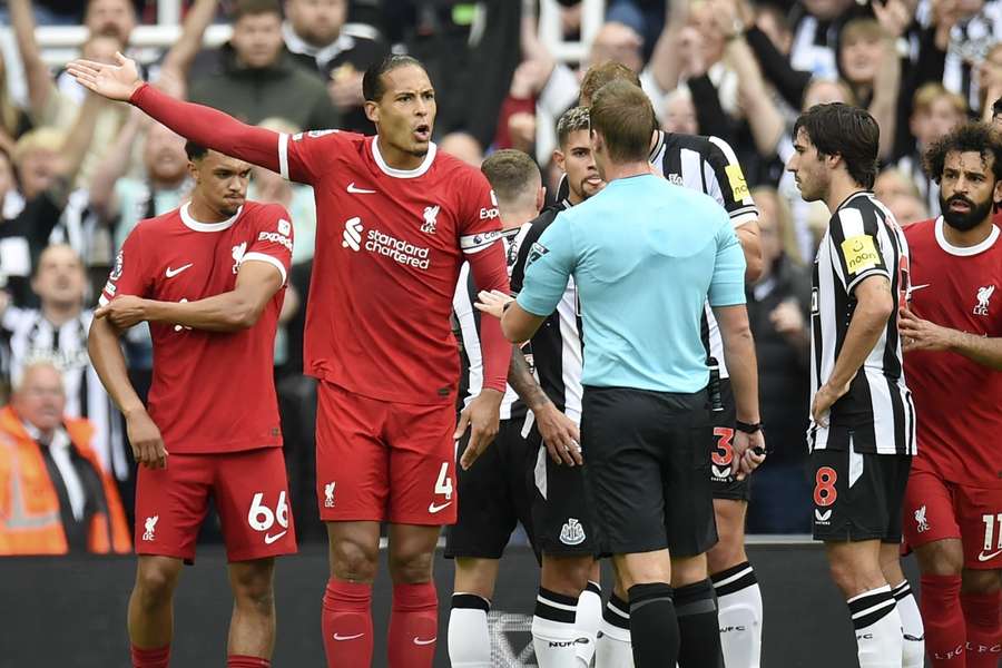 Van Dijk was het niet eens met de beslissing van arbiter Brooks